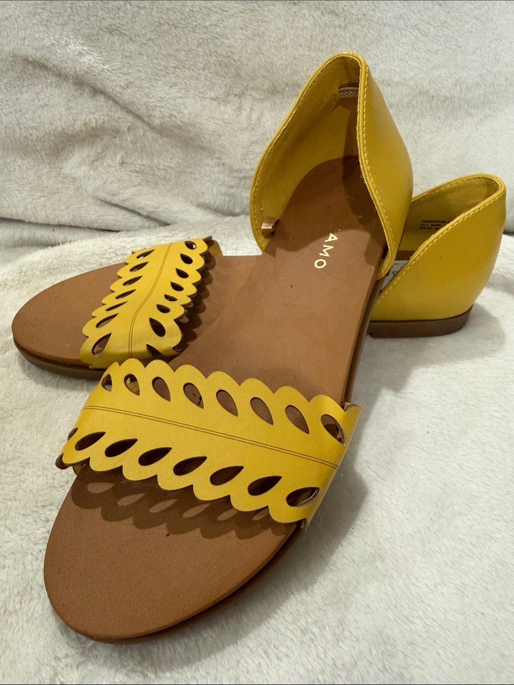 ANDIAMO Women's Yellow Scalloped D'Orsay Sandals